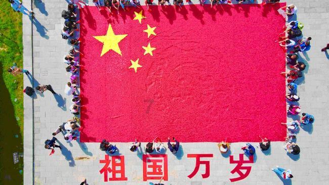 宋慧乔现身巴黎时装周 驾驭叛逆红丝造型清冷优雅